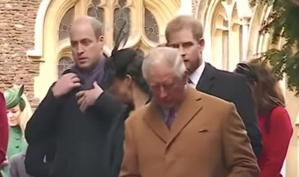 Tình huống William cặm cụi chỉnh khăn, quyết không quay sang phía em dâu, được cho là thể hiện mâu thuẫn giữa hai gia đình. Ảnh: Twitter. Tình huống William cặm cụi chỉnh khăn, quyết không quay sang phía em dâu, được cho là thể hiện mâu thuẫn giữa hai gia đình. Ảnh: Twitter.