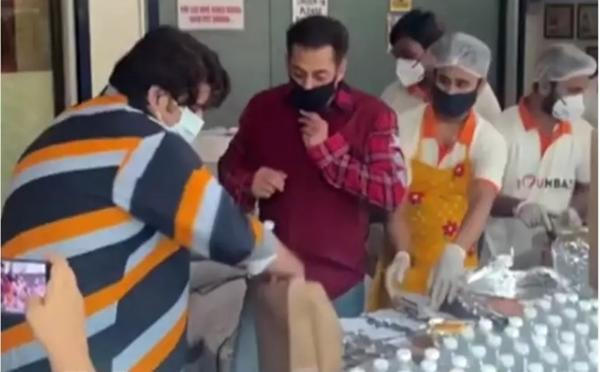 Salman Khan (áo đỏ), diễn viên nổi tiếng vì nhiều hoạt động từ thiện, liên tục chuẩn bị các bữa ăn miễn phí cho mọi người. Ảnh: Times of India.