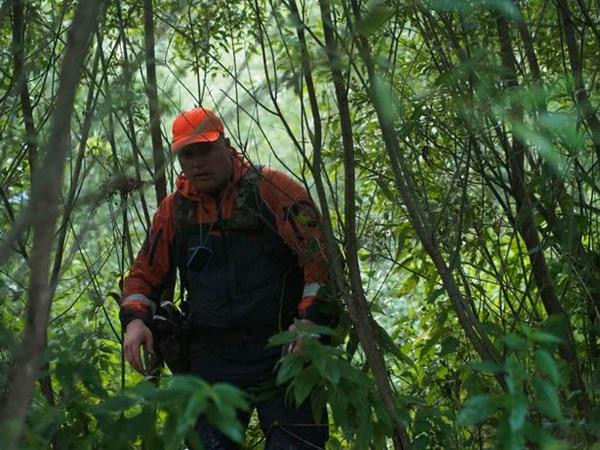 Nhân viên cứu hộ tìm Lyuda trong rừng. Ảnh: EAST2WEST NEWS.