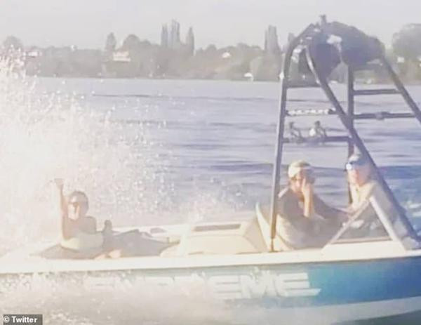 Nhóm người này tỏ thái độ thù địch chỉ vì thuyền của gia đình anh Robbie có cắm cờ LGBTQ+. Ảnh: Twitter. Nhóm người này tỏ thái độ thù địch chỉ vì thuyền của gia đình anh Robbie có cắm cờ LGBTQ+. Ảnh: Twitter.