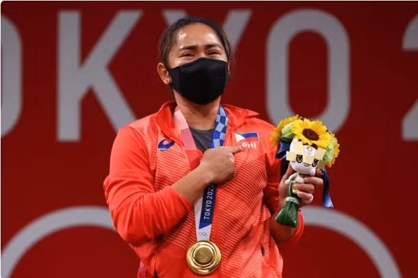 Hidilyn đã mang chiếc HCV Olympic đầu tiên về cho Philippines. Ảnh: Bernama.