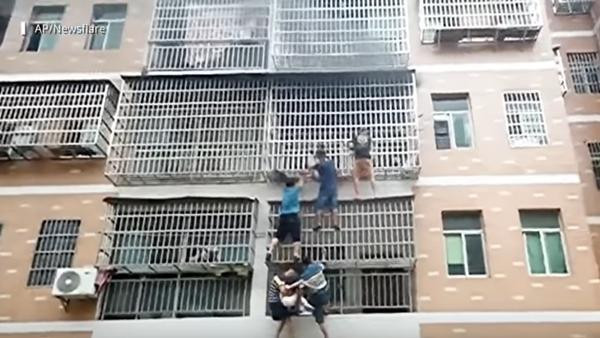 Khói bốc ra từ căn hộ trên tầng 3. Ảnh: SCMP. Khói bốc ra từ căn hộ trên tầng 3. Ảnh: SCMP.