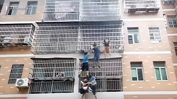 Khói bốc ra từ căn hộ trên tầng 3. Ảnh: SCMP.