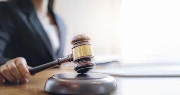 Quan tòa cho rằng vụ kiện của vị sếp cũ là hợp lý, tất cả chỉ vì nhân viên cũ viết thiếu một dấu phẩy. Ảnh minh họa: Irish Times. Quan tòa cho rằng vụ kiện của vị sếp cũ là hợp lý, tất cả chỉ vì nhân viên cũ viết thiếu một dấu phẩy. Ảnh minh họa: Irish Times.