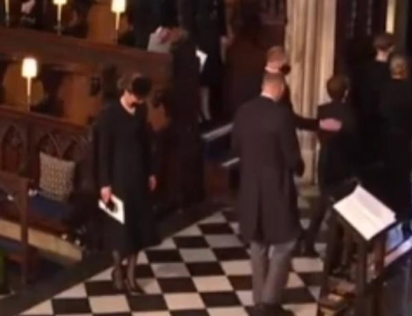 Kate dừng lại lâu hơn hẳn mọi người và đứng cúi đầu sau khi quan tài của Hoàng thân Philip đã được đưa xuống hầm mộ. Ảnh: The Sun.