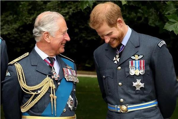 Harry đã nhờ cha dẫn vợ sắp cưới của mình vào lễ đường. Ảnh: Clarence House.