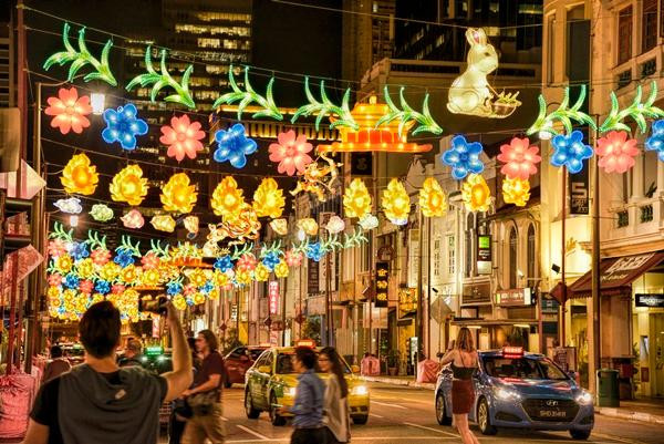Một con phố ở Singapore được trang trí vào dịp Trung Thu. Ảnh: Desmond Wee.