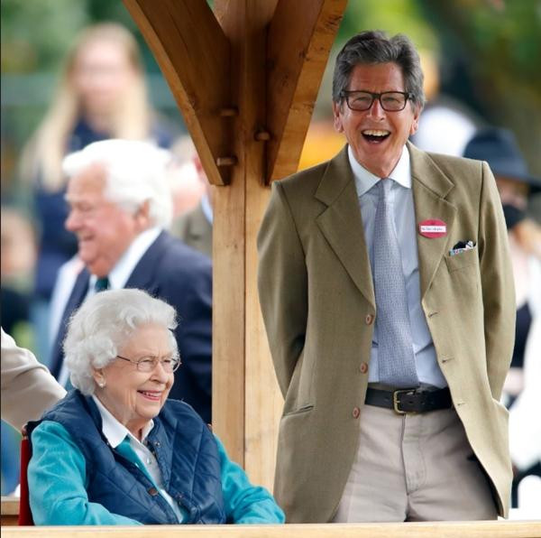 Nữ hoàng Anh và ông John Warren. Ảnh: Getty Images. Nữ hoàng Anh và ông John Warren. Ảnh: Getty Images.