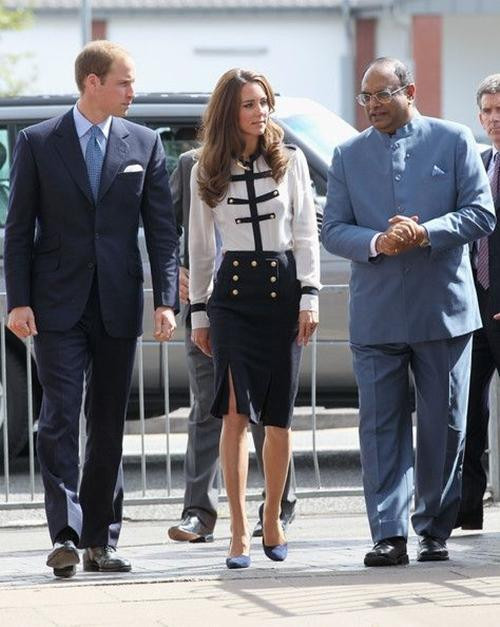 Công nương Kate cũng hay mặc áo sơ-mi kết hợp cùng chân váy ngang gối. Ảnh: Chris Jackson/ Getty Images Europe.