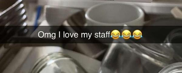 Quản lý nhà hàng còn hùa theo hành động của nhân viên. Ảnh: Snapchat. Quản lý nhà hàng còn hùa theo hành động của nhân viên. Ảnh: Snapchat.