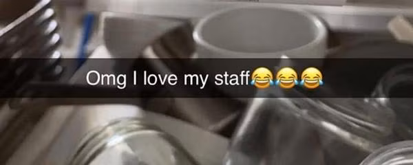 Quản lý nhà hàng còn hùa theo hành động của nhân viên. Ảnh: Snapchat.