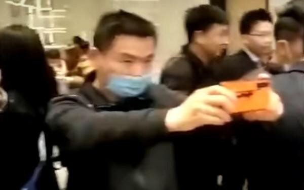 Khách đến sự kiện đang chụp ảnh sơ đồ nhà đất. Ảnh: SCMP. Khách đến sự kiện đang chụp ảnh sơ đồ nhà đất. Ảnh: SCMP.