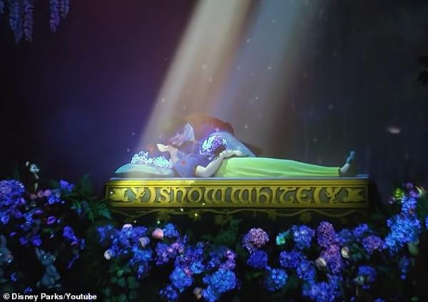 Cảnh Hoàng tử hôn Bạch Tuyết hiện đang bị chỉ trích. Ảnh: YouTube. Cảnh Hoàng tử hôn Bạch Tuyết hiện đang bị chỉ trích. Ảnh: YouTube.