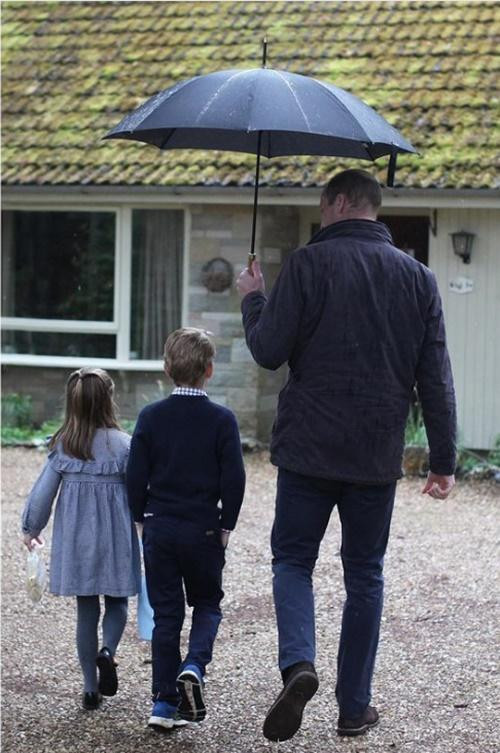 Kate đã chụp ảnh chồng và 2 con khi họ đem thức ăn tới cho những người già neo đơn. Ảnh: Kate Middleton. Kate đã chụp ảnh chồng và 2 con khi họ đem thức ăn tới cho những người già neo đơn. Ảnh: Kate Middleton.