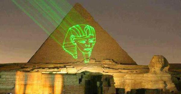 Những màn trình diễn âm thanh và ánh sáng ở quần thể Kim Tự Tháp Giza luôn rất ấn tượng. Ảnh minh họa: Misrona Tours.