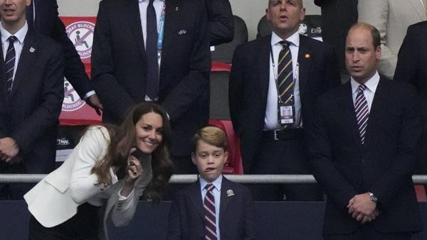 William, Kate, George đi xem một trận đấu thuộc EURO 2020: George cũng mặc giống bố. Ảnh: Frank Augstein/ POOL/ AFP. William, Kate, George đi xem một trận đấu thuộc EURO 2020: George cũng mặc giống bố. Ảnh: Frank Augstein/ POOL/ AFP.
