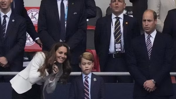William, Kate, George đi xem một trận đấu thuộc EURO 2020: George cũng mặc giống bố. Ảnh: Frank Augstein/ POOL/ AFP.