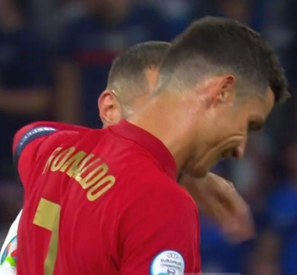 Hành động đẹp của hai cầu thủ. Ảnh: Twitter. Hành động đẹp của hai cầu thủ. Ảnh: Twitter.