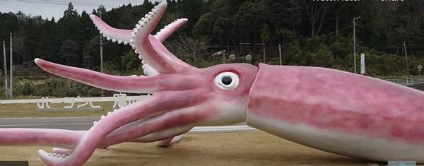 Không hiểu sao mà chính quyền thành phố này lại nghĩ là cần xây tượng một con mực khổng lồ. Ảnh: The Tonarinopoti. Không hiểu sao mà chính quyền thành phố này lại nghĩ là cần xây tượng một con mực khổng lồ. Ảnh: The Tonarinopoti.