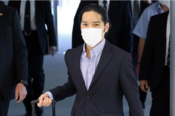 Anh Komuro hôm về Nhật. Ảnh: Kyodo.