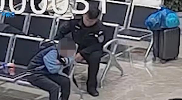 Lúc đầu, ai dỗ dành cậu bé cũng không nghe. Ảnh: Weibo. Lúc đầu, ai dỗ dành cậu bé cũng không nghe. Ảnh: Weibo.