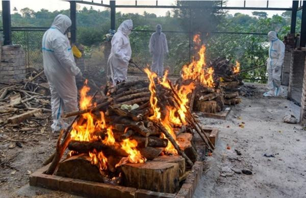 Họ hàng đang hỏa táng bệnh nhân COVID-19 ở Kharad, Mahadashtra. Ảnh: PTI.