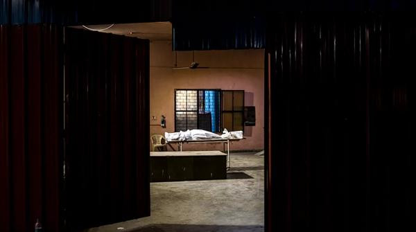 Xác một bệnh nhân COVID-19 tại một khu hỏa táng ở Delhi. Ảnh: Anindito Mukherjee/ Getty Images.