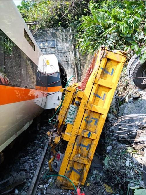 Đây dường như là một phần của chiếc xe tải nằm bên cạnh đoàn tàu. Ảnh: ViralPress. Đây dường như là một phần của chiếc xe tải nằm bên cạnh đoàn tàu. Ảnh: ViralPress.