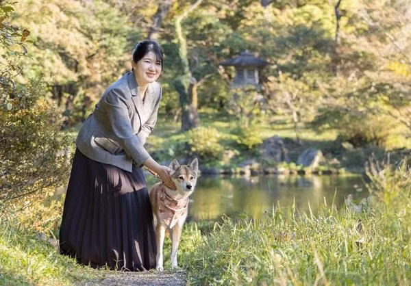 Aiko và em chó cưng của cô. Ảnh: Cơ quan Nội chính Hoàng gia/ via Kyodo.