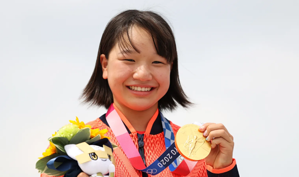 Momiji rất tươi cười, từ lúc thi đến lúc nhận huy chương. Ảnh: Getty.