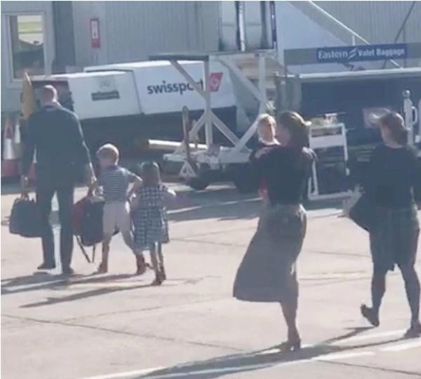 Cả nhà William - Kate mua vé máy bay giá rẻ của hãng Flybe, William phải tự xách 4 cái túi. Ảnh: SWNS. Cả nhà William - Kate mua vé máy bay giá rẻ của hãng Flybe, William phải tự xách 4 cái túi. Ảnh: SWNS.