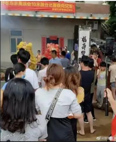 Hằng ngày, rất đông người đến khu làng, nơi gia đình Quan đang sống. Ảnh: Quan Biao Mei/ Weibo. Hằng ngày, rất đông người đến khu làng, nơi gia đình Quan đang sống. Ảnh: Quan Biao Mei/ Weibo.