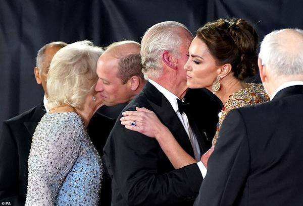 Vợ chồng William - Kate chào hỏi vợ chồng Charles - Camilla. Ảnh: PA.