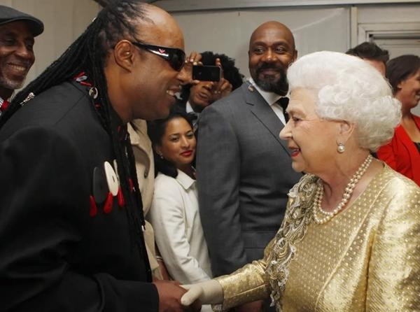 Stevie Wonder là một trong những ngôi sao đã có mặt trong buổi biểu diễn mừng Đại lễ Kim cương của Nữ hoàng Anh. Ảnh: Dave Thompson/ PA. Stevie Wonder là một trong những ngôi sao đã có mặt trong buổi biểu diễn mừng Đại lễ Kim cương của Nữ hoàng Anh. Ảnh: Dave Thompson/ PA.