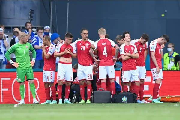 Đội tuyển Đan Mạch bảo vệ Eriksen ở EURO 2020. Ảnh: Stuart Franklin/ Getty Images. Đội tuyển Đan Mạch bảo vệ Eriksen ở EURO 2020. Ảnh: Stuart Franklin/ Getty Images.