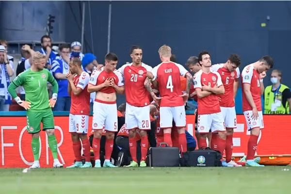 Đội tuyển Đan Mạch bảo vệ Eriksen ở EURO 2020. Ảnh: Stuart Franklin/ Getty Images. Đội tuyển Đan Mạch bảo vệ Eriksen ở EURO 2020. Ảnh: Stuart Franklin/ Getty Images.