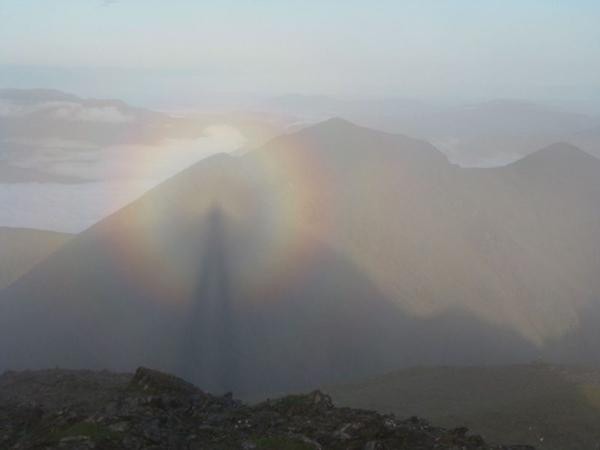 "Bóng ma Brocken" được chụp trên một đỉnh núi tại Ireland. Ảnh: Micheál Burke/ Earth Sky.