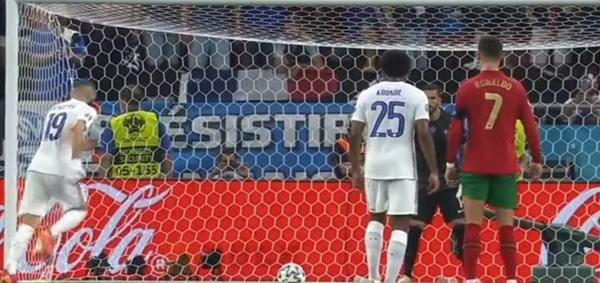 Ronaldo cũng sốt ruột đứng nhìn sau khi đã dặn dò thủ môn. Ảnh: EliteAps. Ronaldo cũng sốt ruột đứng nhìn sau khi đã dặn dò thủ môn. Ảnh: EliteAps.