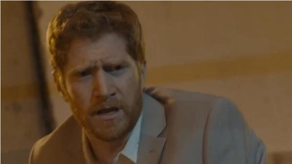 Nhân vật Harry hoảng hốt khi thấy vợ mình bị tai nạn. Ảnh: Lifetime.