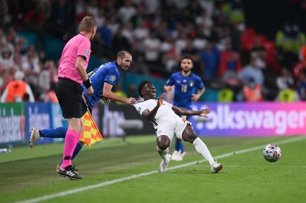 Đội trưởng đội tuyển Ý Chiellini kéo cổ áo Saka. Ảnh: Laurence Griffiths/ Getty Images.