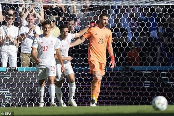 Simon rất buồn bã sau khi để thua một bàn "như phim hài". Ảnh: EPA. Simon rất buồn bã sau khi để thua một bàn "như phim hài". Ảnh: EPA.