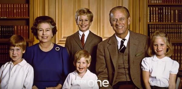 Một bức ảnh Hoàng thân Philip và Nữ hoàng với các cháu (Hai cậu bé mặc sơ-mi trắng là William và Harry). Ảnh: BBC. Một bức ảnh Hoàng thân Philip và Nữ hoàng với các cháu (Hai cậu bé mặc sơ-mi trắng là William và Harry). Ảnh: BBC.