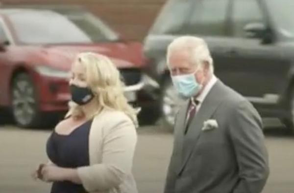 Thái tử Charles quay mặt, không trả lời khi bị phóng viên hỏi về những lời mà con trai thứ của ông nói. Ảnh: BBC. Thái tử Charles quay mặt, không trả lời khi bị phóng viên hỏi về những lời mà con trai thứ của ông nói. Ảnh: BBC.