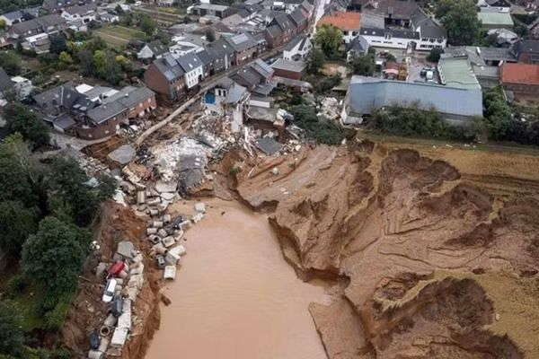 Mưa lũ gây sụt lở đất ở Đức. Ảnh: AFP/ Getty Images. Mưa lũ gây sụt lở đất ở Đức. Ảnh: AFP/ Getty Images.