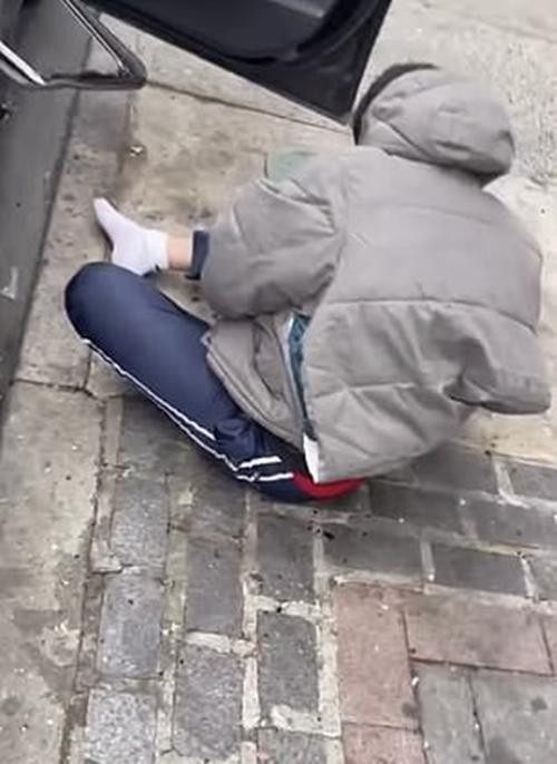 Theo các nhân chứng thì người bị ngã còn hỏi mọi người: "Có chuyện gì vậy?". Ảnh: @cristinaabri. Theo các nhân chứng thì người bị ngã còn hỏi mọi người: "Có chuyện gì vậy?". Ảnh: @cristinaabri.