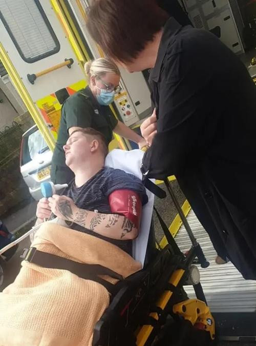 Lần thể hiện đầu tiên của Nathan đã kết thúc không được tốt đẹp khi anh bị ngã gãy chân lúc dùng máy hút bụi. Ảnh: SWNS. Lần thể hiện đầu tiên của Nathan đã kết thúc không được tốt đẹp khi anh bị ngã gãy chân lúc dùng máy hút bụi. Ảnh: SWNS.