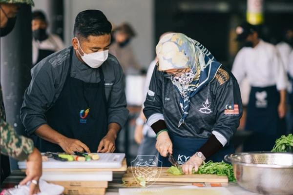 Hoàng hậu Malaysia tự tay nấu ăn cho những người đang gặp khó khăn. Ảnh: House of Pahang.