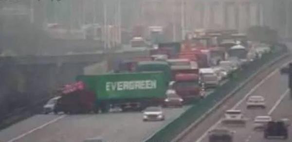 Xe tải chở container có chữ Evergreen chắn ngang đường cao tốc ở Trung Quốc. Ảnh: Weibo. Xe tải chở container có chữ Evergreen chắn ngang đường cao tốc ở Trung Quốc. Ảnh: Weibo.