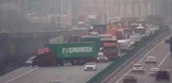 Xe tải chở container có chữ Evergreen chắn ngang đường cao tốc ở Trung Quốc. Ảnh: Weibo.