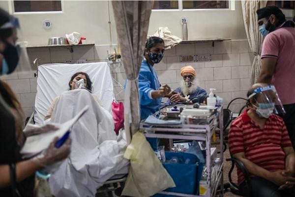 Nhân viên y tế đang chăm sóc bệnh nhân COVID-19 trong phòng cấp cứu ở Bệnh viện Holy (New Delhi). Ảnh: Rebecca Conway/ Getty Images.